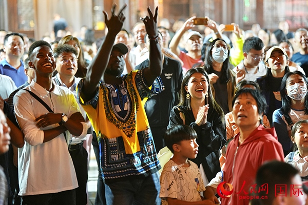 選手體驗古城巡游。人民網 盧鵬宇攝