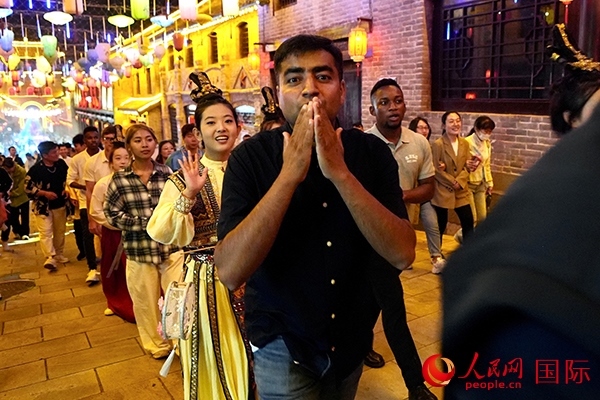 選手體驗古城巡游。人民網 盧鵬宇攝