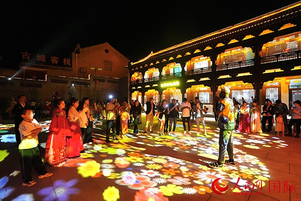 選手們和演員們一起載歌載舞。人民網 盧鵬宇攝