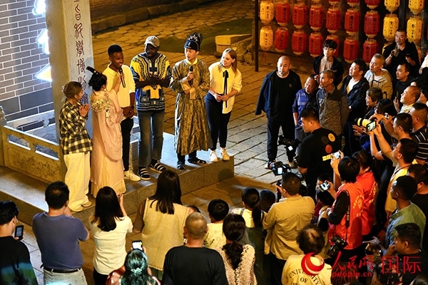 選手們一起演唱《大中國》。人民網 盧鵬宇攝