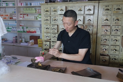 馬啟紅為病患精心配藥。受訪者供圖