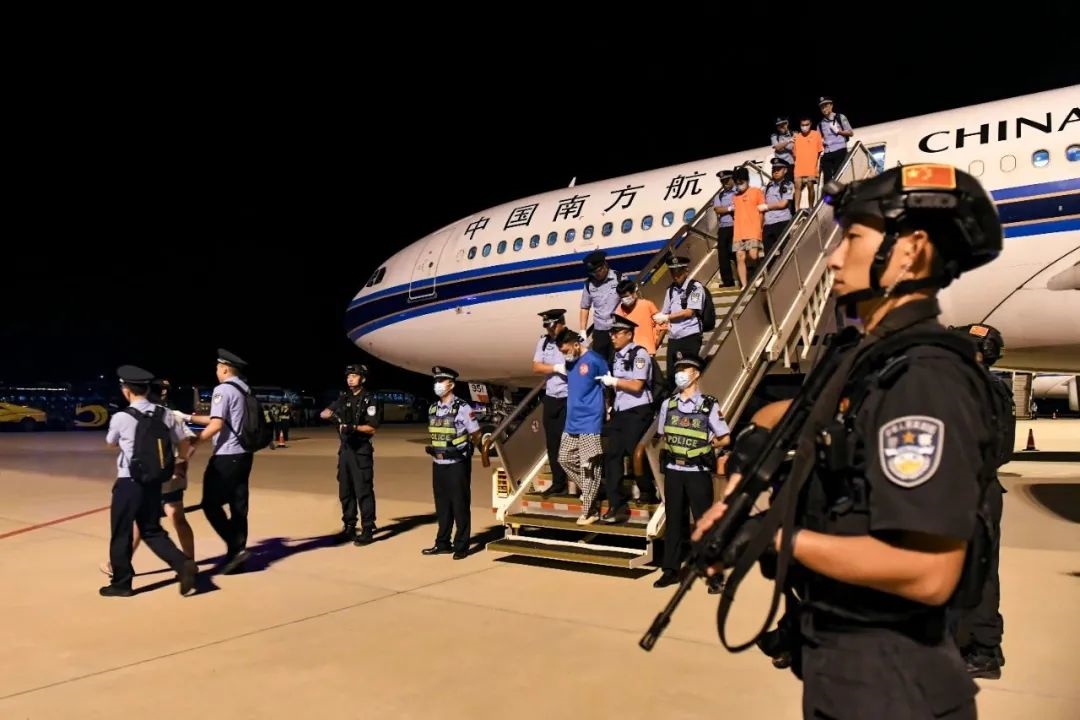 153名實施跨境裸聊敲詐的犯罪嫌疑人從印度尼西亞被押解回國。公安部供圖