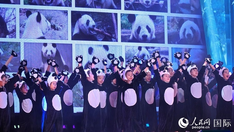 小演員們上演《歡樂功夫熊貓》。人民網(wǎng) 蔣曉辰攝