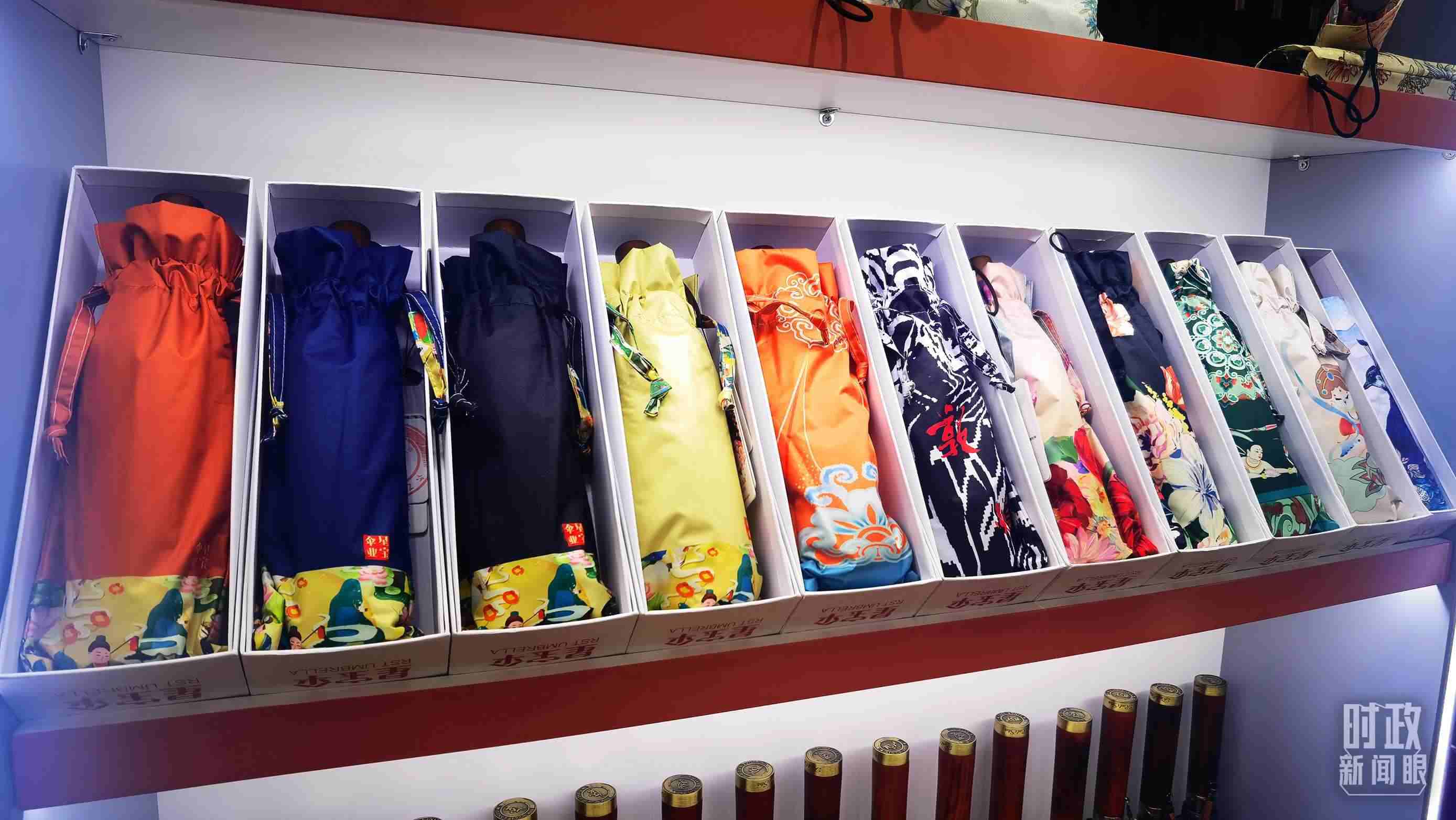 △商貿(mào)城內(nèi)的一家傘鋪，貨架上擺放著包裝精美的雨傘。（總臺(tái)央視記者范學(xué)禹拍攝）