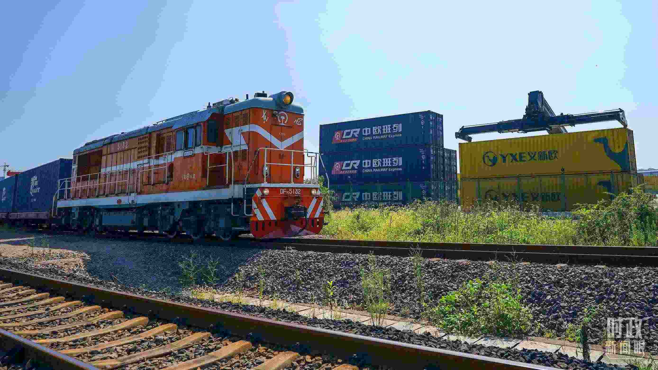 △“義新歐”先后開通了18條點(diǎn)對點(diǎn)的班列主線，業(yè)務(wù)范圍輻射50多個(gè)國家和160多個(gè)城市。（總臺(tái)國廣記者李晉拍攝）