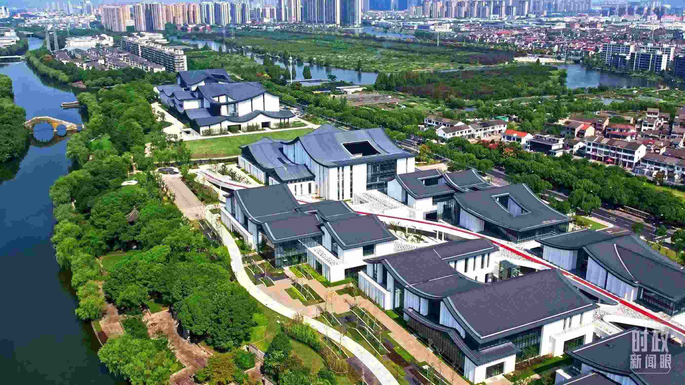 △臨河而建的浙東運(yùn)河文化園。（總臺(tái)央視記者范凱拍攝）