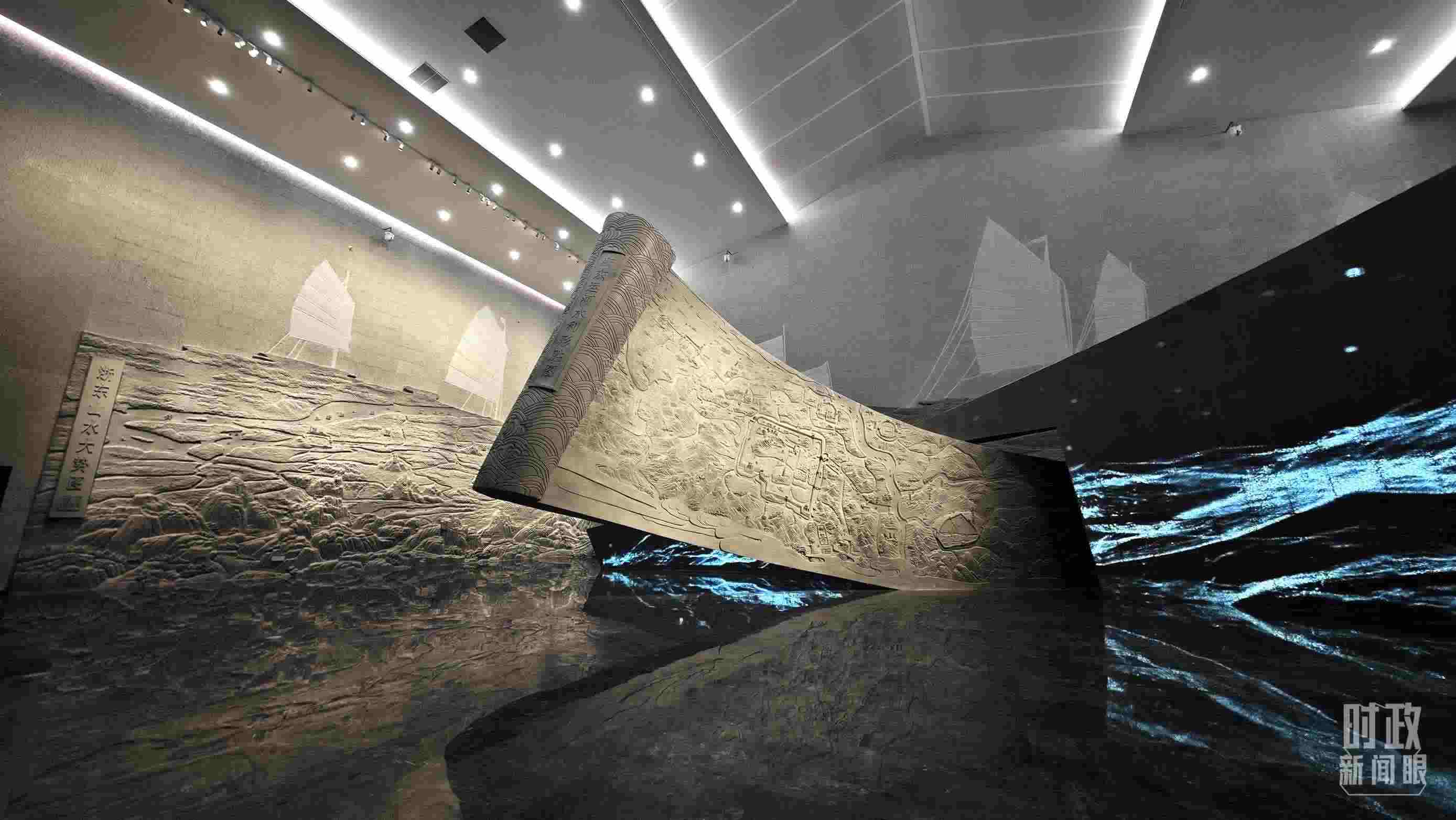 △博物館內(nèi)的《浙東運(yùn)河水利形勝圖》《浙東山水大勢圖》浮雕。（總臺(tái)央視記者彭漢明拍攝）