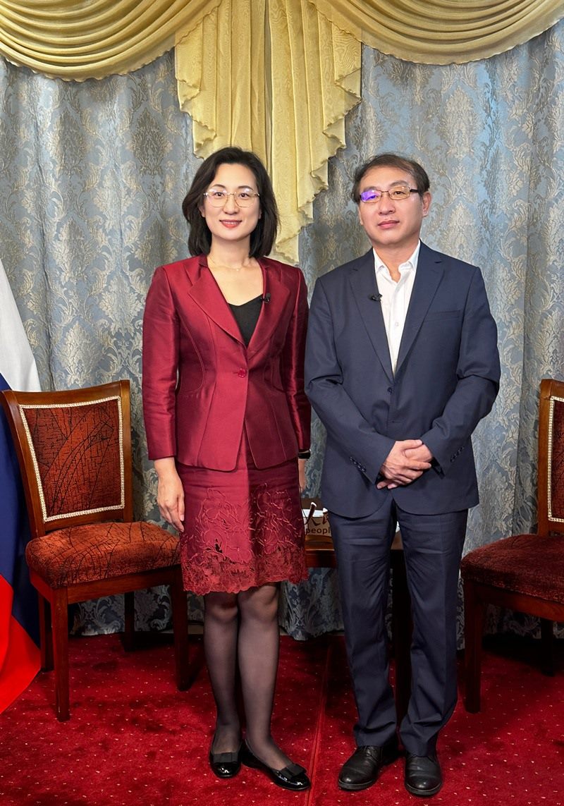 人民網(wǎng)黨委委員、副總編輯孫海峰（左一）專訪崔少純總領(lǐng)事。人民網(wǎng)記者 馬天翼攝