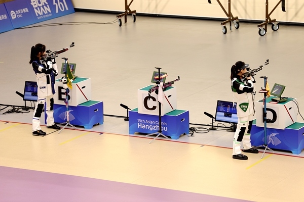 黃雨婷(左)、韓佳予在女子10米氣步槍個(gè)人賽比賽中。人民網(wǎng)記者 胡雪蓉?cái)z