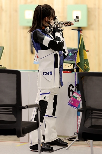 9月24日，黃雨婷在女子10米氣步槍團(tuán)體賽比賽中。人民網(wǎng)記者 胡雪蓉?cái)z