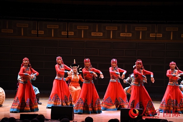 內(nèi)蒙古藝術(shù)劇院表演的《草原頌》劇照。人民網(wǎng)記者 殷淼攝