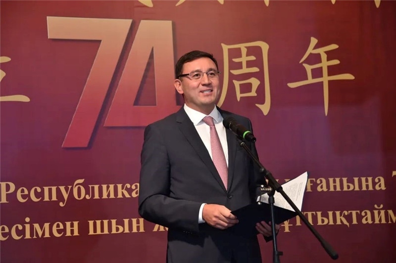 圖為哈外交部駐阿市代表布列格諾夫致辭。駐阿拉木圖總領館供圖