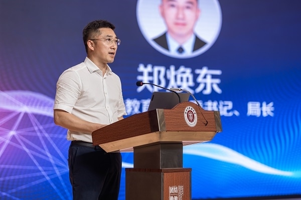  溫州市教育局黨委書(shū)記、局長(zhǎng)鄭煥東講話。溫州市教育局供圖