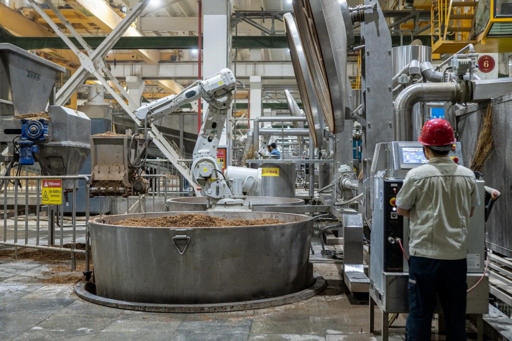 907車間里，機(jī)械臂正在撒料裝甑。嚴(yán)磊攝