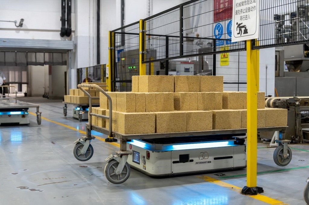 在701制曲車間，運輸機(jī)器人等智能化設(shè)備已實現(xiàn)規(guī)?；瘧?yīng)用。王哲攝