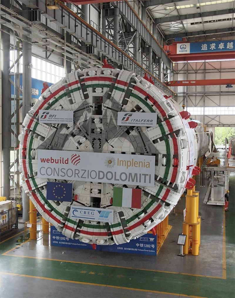 圖為中鐵裝備集團盾構(gòu)總裝車間。人民網(wǎng)記者 唐宋攝