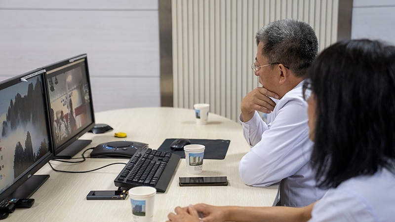 新疆醫(yī)科大學(xué)第一附屬醫(yī)院專家團隊與哈薩克斯坦國立科學(xué)研究中心的專家對患者進行跨國遠程會診。人民網(wǎng)記者 許崢攝