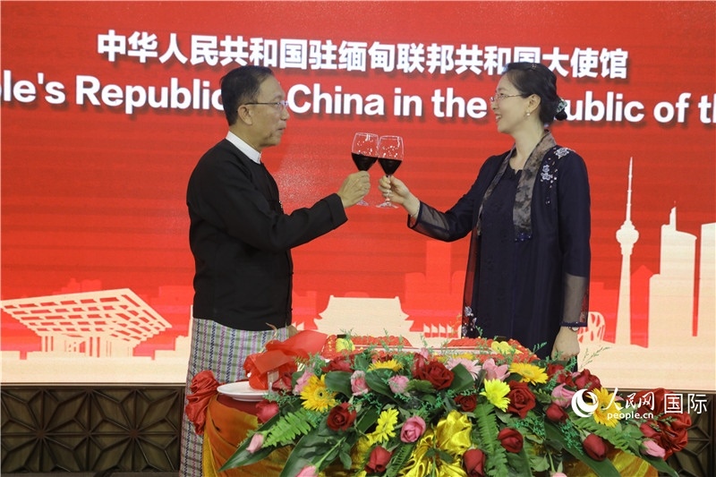 圖為曹靜臨時代辦與溫欣副總理祝酒。人民網記者 謝佳君攝