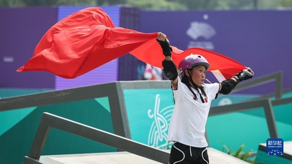 9月27日，崔宸曦在賽后慶祝奪冠。當(dāng)日，在錢塘輪滑中心舉行的杭州亞運(yùn)會(huì)女子街式?jīng)Q賽中，中國(guó)選手崔宸曦以242.62分的成績(jī)奪得冠軍，曾文蕙獲得亞軍，日本選手伊藤美優(yōu)獲得季軍。新華社記者 潘昱龍攝