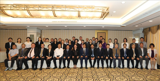 參會(huì)嘉賓合影留念。主辦方供圖