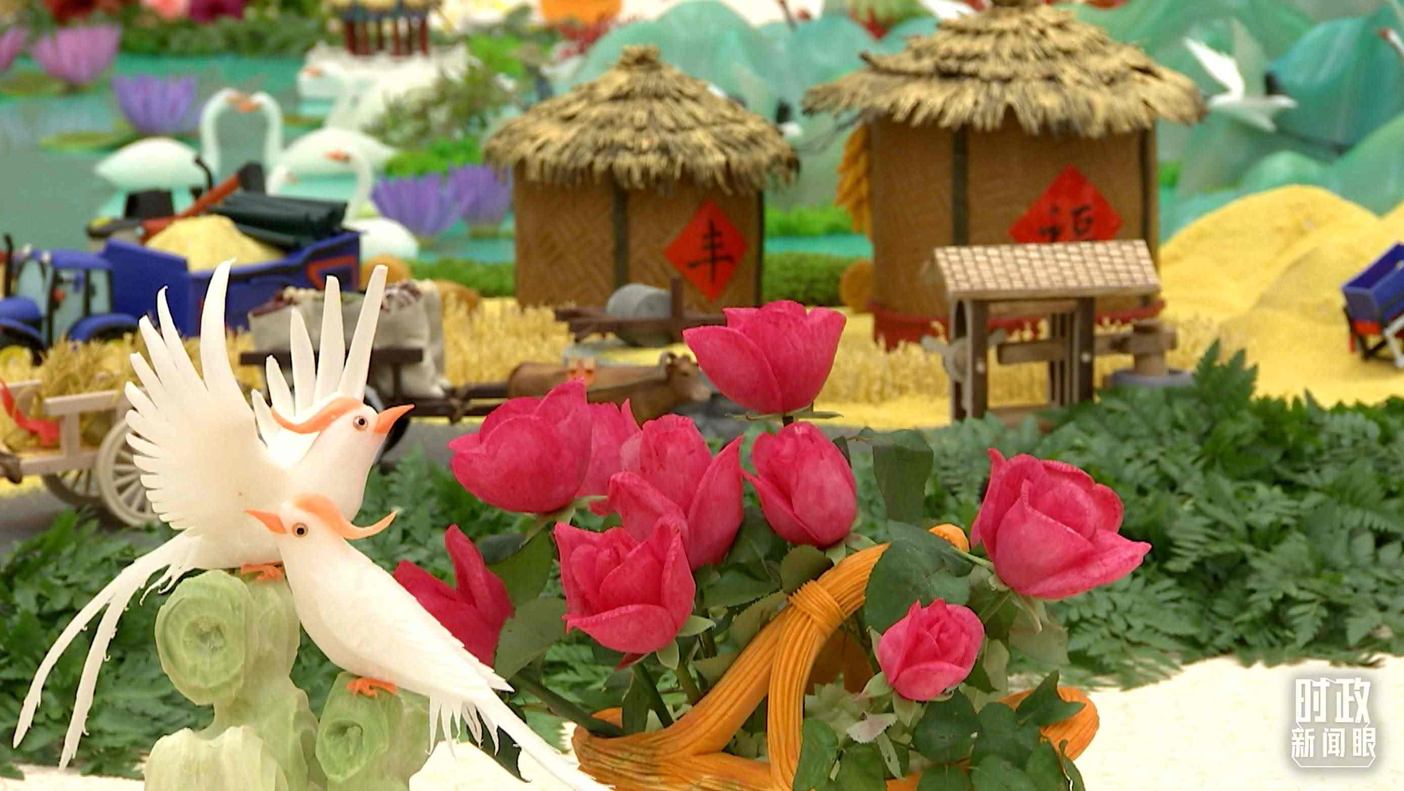 △宴會(huì)廳內(nèi)，節(jié)日氛圍濃郁。