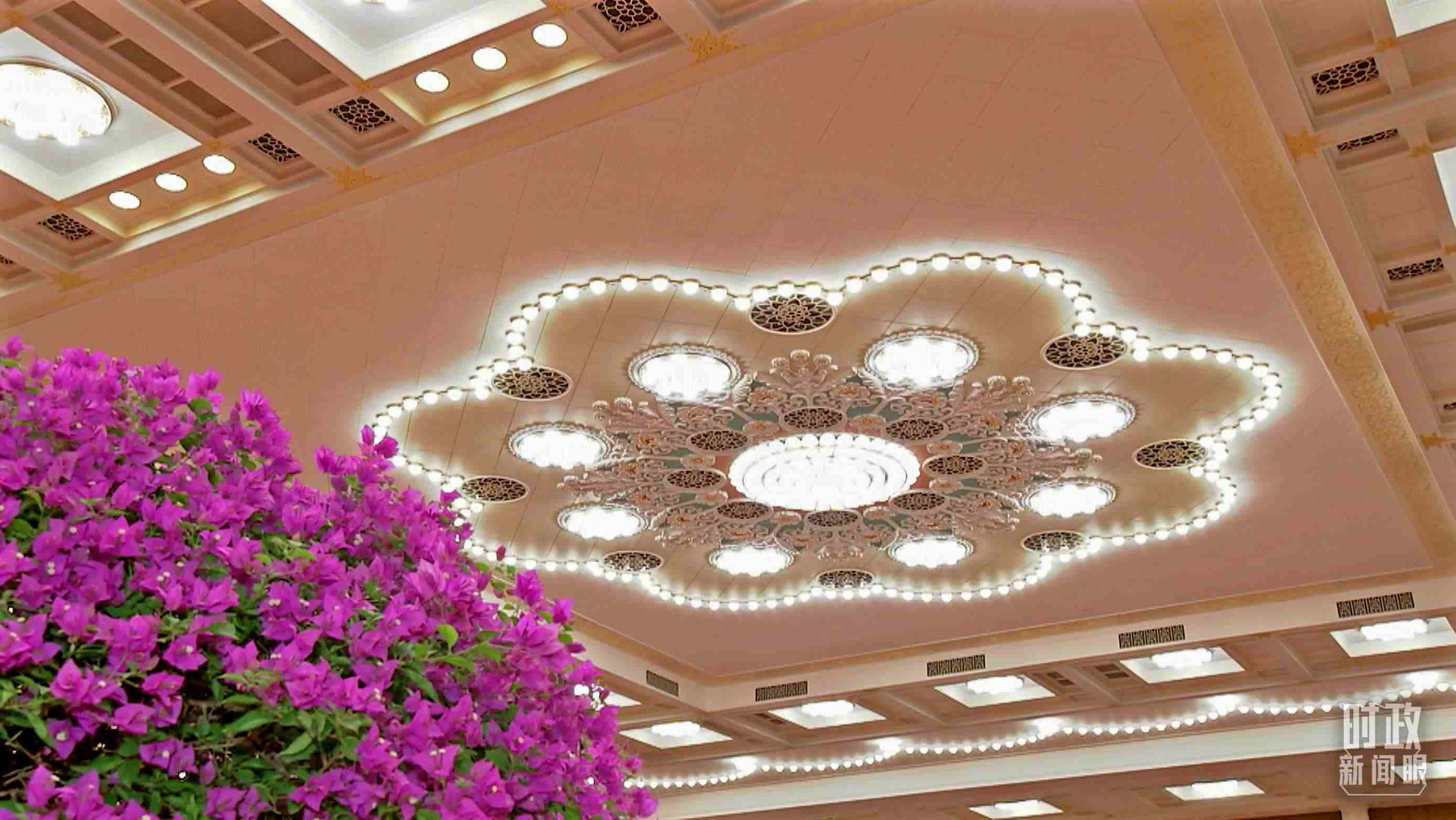 △人民大會(huì)堂宴會(huì)廳，華燈璀璨、鮮花綻放。