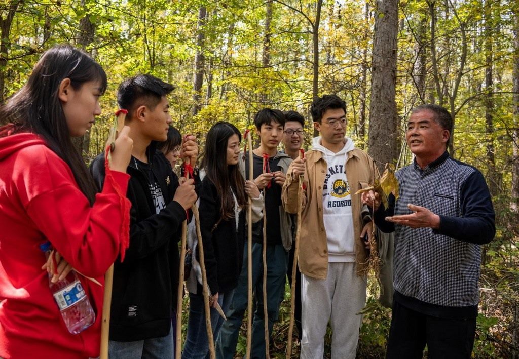 魏本勝為清華大學(xué)同學(xué)介紹長白山人參文化。嚴(yán)磊攝