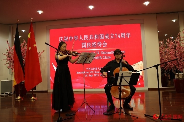 青年音樂家為來賓們現(xiàn)場演奏《我和我的祖國》。人民網(wǎng)記者 劉仲華攝