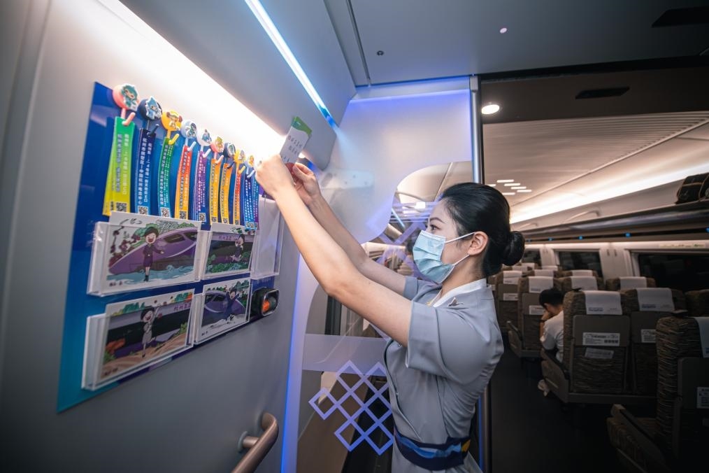 2023年9月16日，復(fù)興號亞運智能動車組列車正式載客運營。新華社記者 江漢 攝