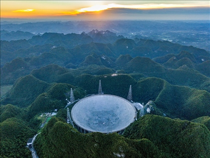 “中國(guó)天眼”全景（維護(hù)保養(yǎng)期間拍攝）。新華社記者 歐東衢 攝