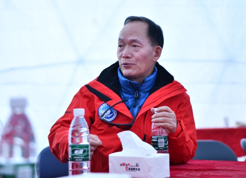 中國(guó)科學(xué)院院士、第二次青藏科考隊(duì)隊(duì)長(zhǎng)姚檀棟在卓奧友峰登山大本營(yíng)（9月29日攝）。新華社記者晉美多吉 攝