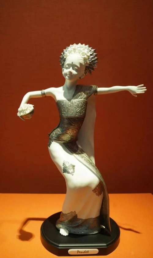 2013年10月，時任印度尼西亞總統(tǒng)蘇西洛贈送習(xí)近平主席的鑲錫瓷塑舞者。