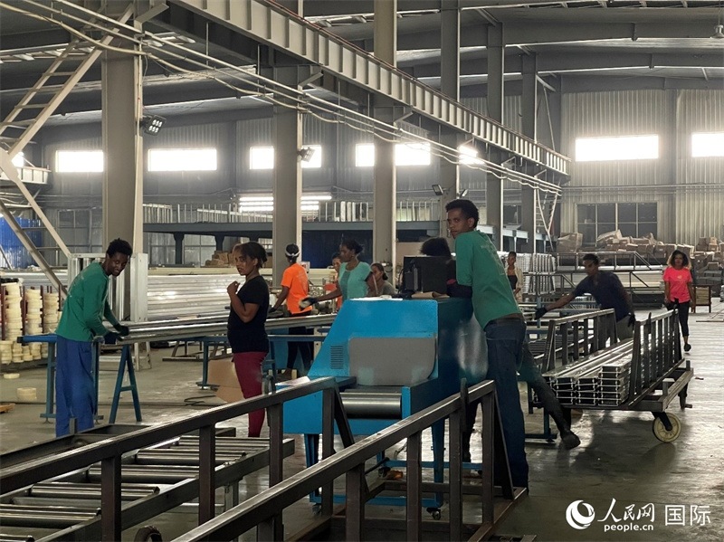 東方工業(yè)園華嘉鋁業(yè)生產(chǎn)車間。人民網(wǎng)記者 趙艷紅攝