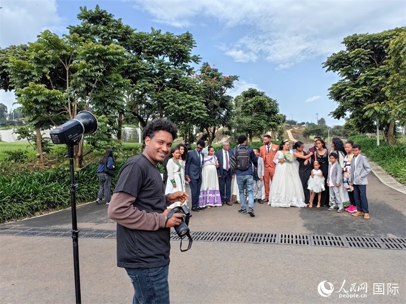 一對新人和親友在亞的斯亞貝巴友誼廣場合影。人民網(wǎng)記者 陳星星攝