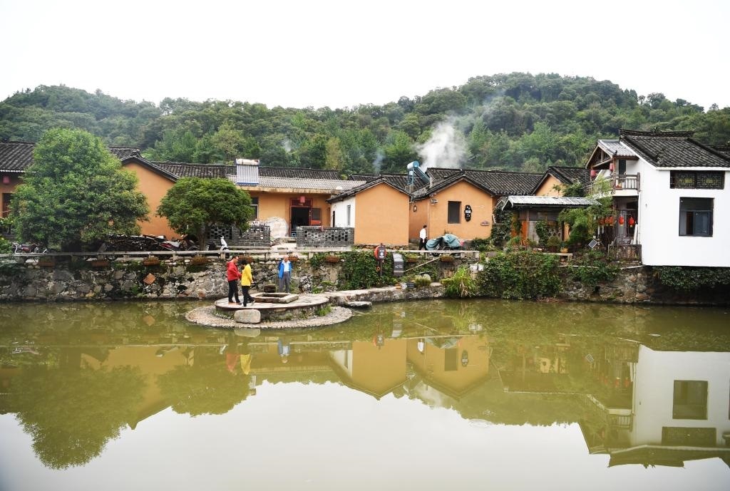 圖為9月27日游客在田鋪大塆參觀游玩。新華社記者張浩然攝