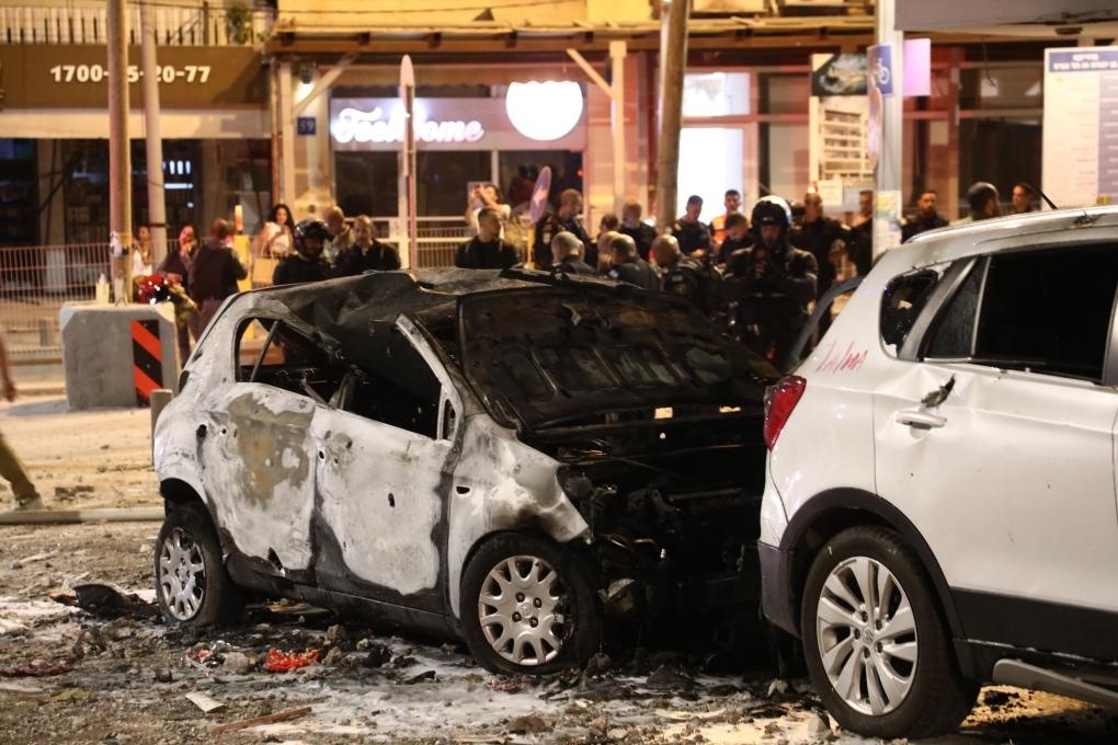 這是10月7日在以色列特拉維夫拍攝的遭火箭彈破壞的車輛。新華社發(fā)