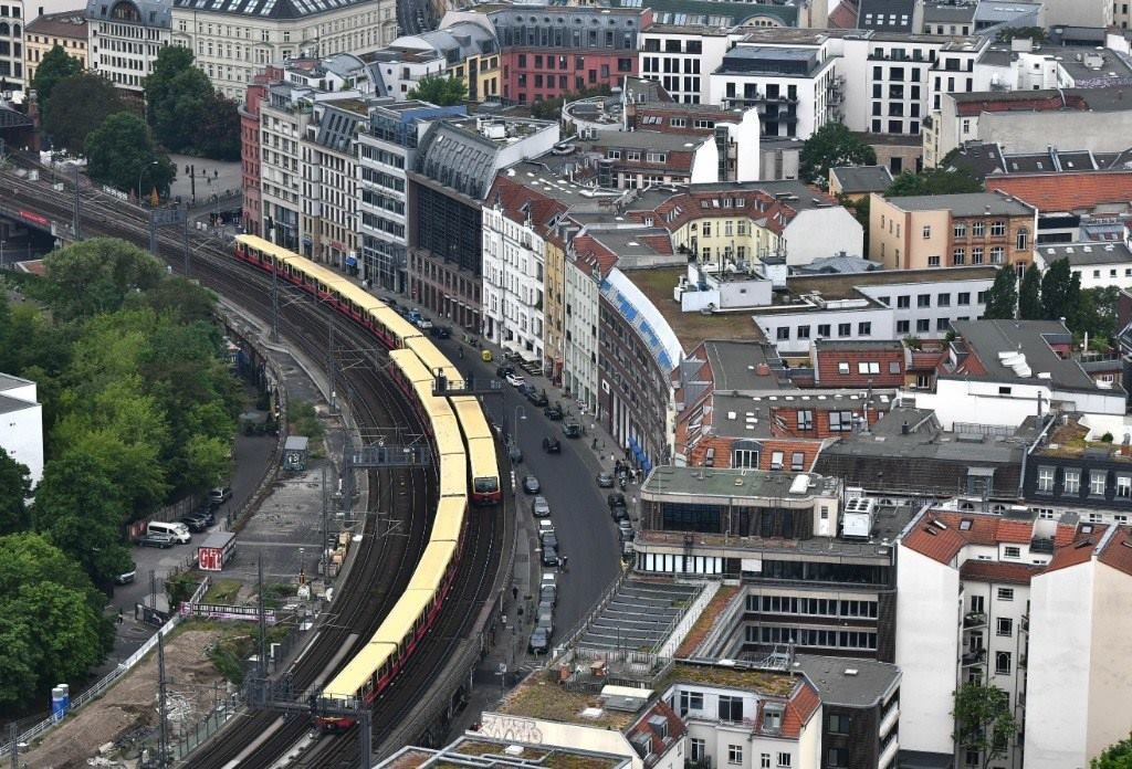 5月23日，列車在德國柏林市區(qū)行駛。新華社記者任鵬飛攝