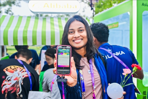 亞運(yùn)村運(yùn)動員正在展示個人的低碳賬戶。 受訪者供圖