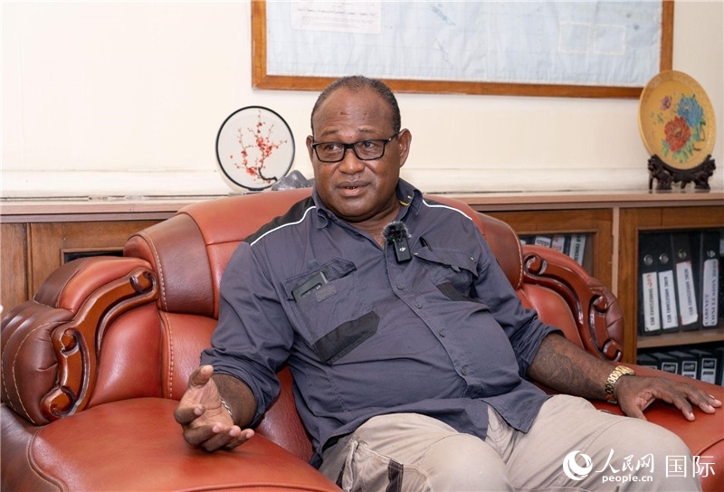 2023年9月13日，所羅門(mén)群島副總理兼基礎(chǔ)設(shè)施和發(fā)展部長(zhǎng)梅納西·梅蘭加在首都霍尼亞拉接受人民網(wǎng)記者專訪。人民網(wǎng) 賀吉攝