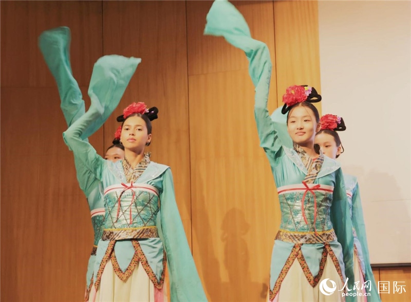 兩國文化志愿者共同表演中國傳統(tǒng)舞蹈。人民網(wǎng)記者 陳海琪攝