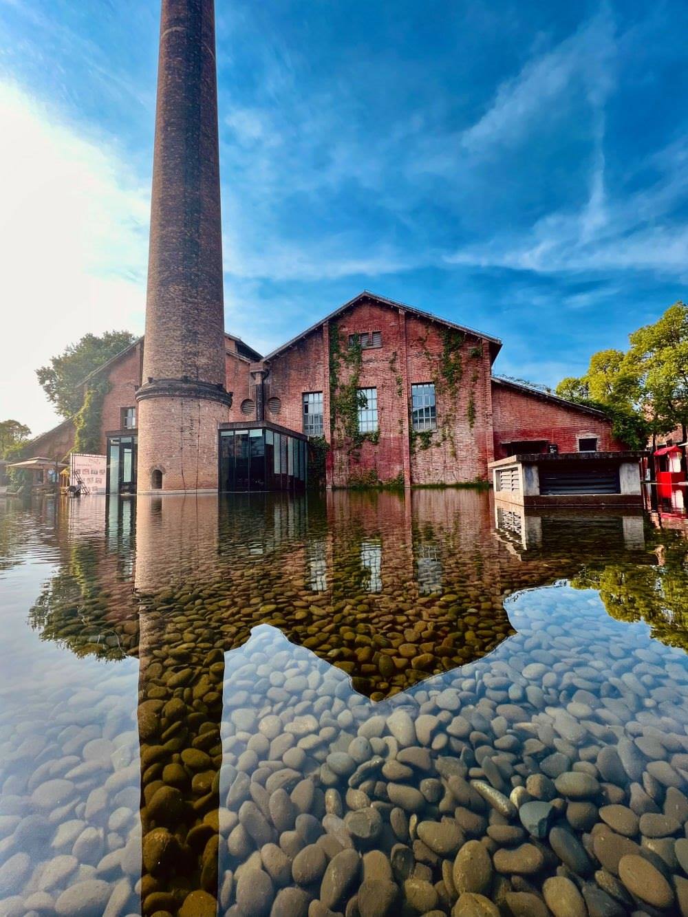 ↑景德鎮(zhèn)陶溪川文創(chuàng)街區(qū)一景（2023年5月15日攝）。