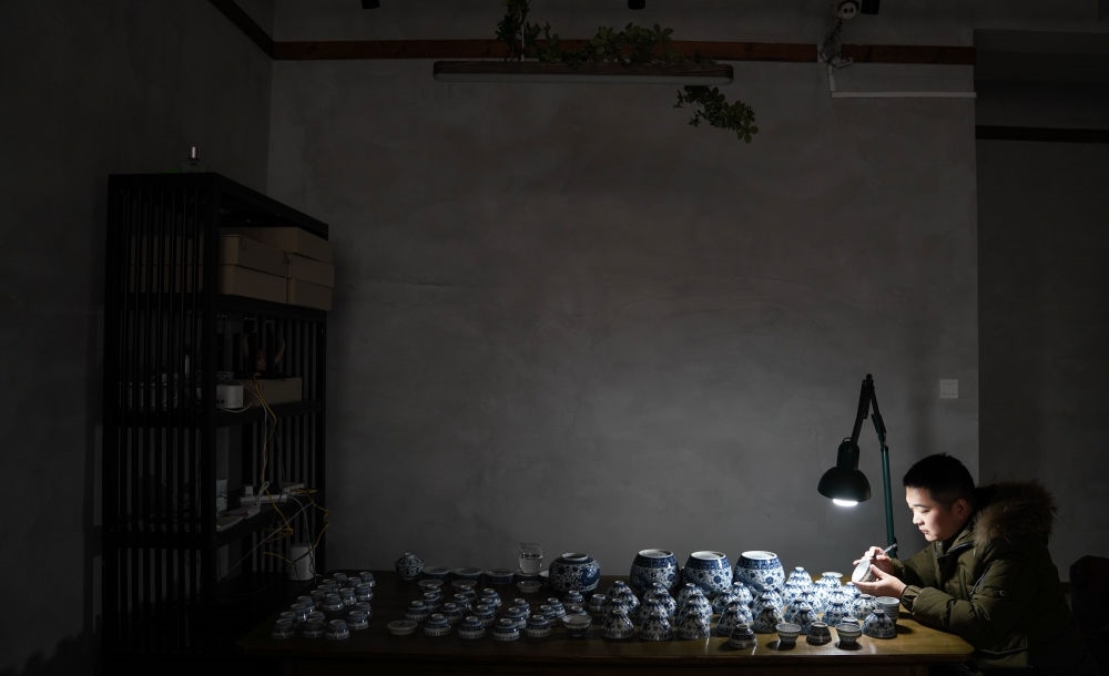 ↑ 2020年12月23日，手工陶瓷制作者在工作室檢測成品。