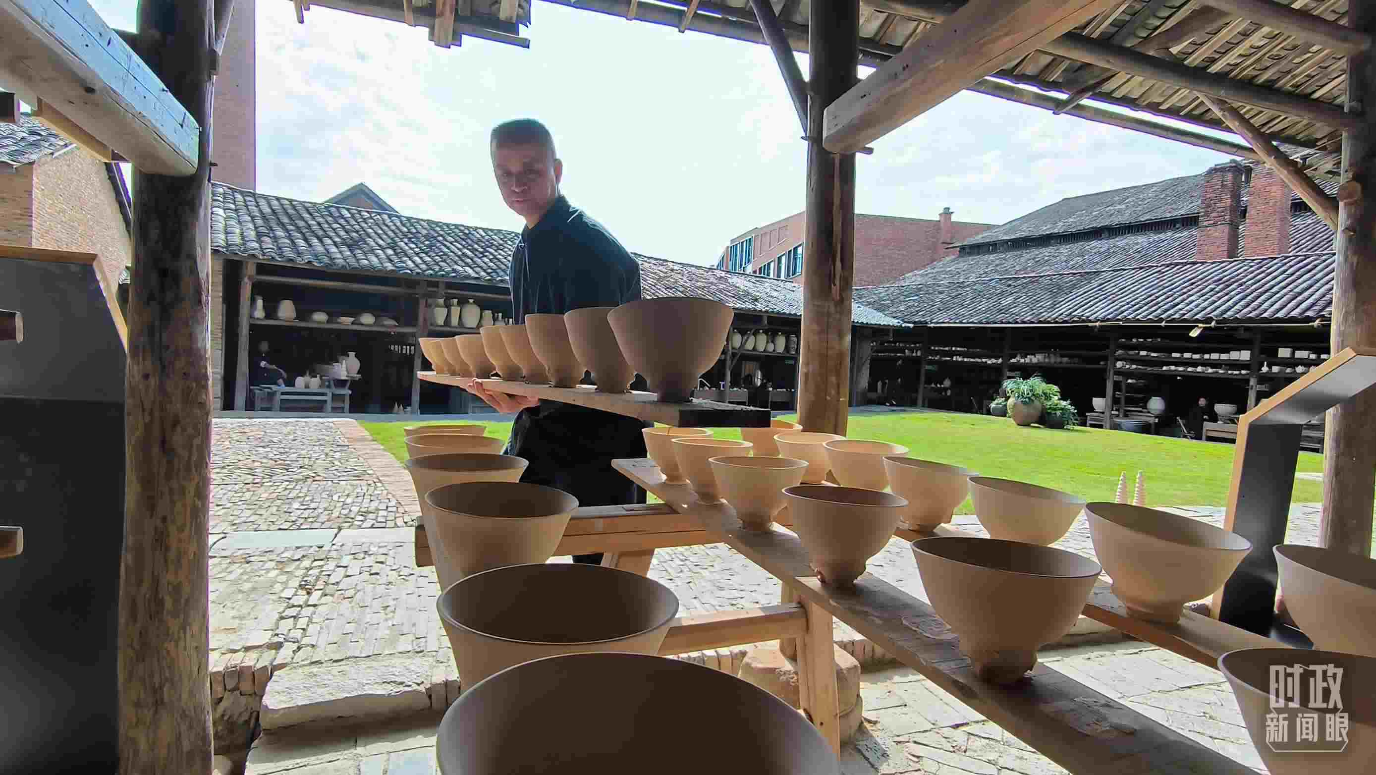 △匠人正在晾曬陶瓷制品。（總臺央視記者范凱拍攝）