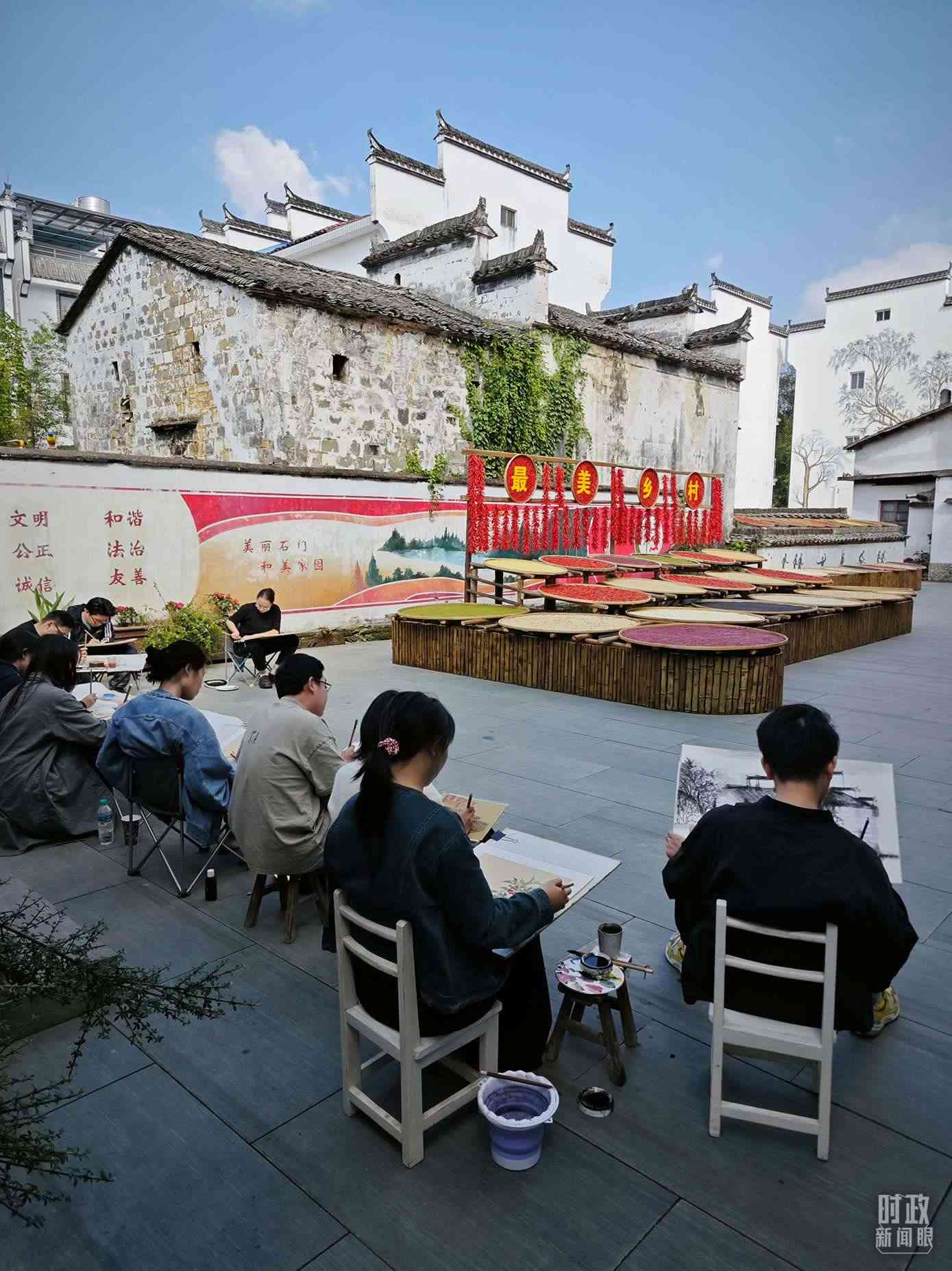 △來自中國美術(shù)學(xué)院的同學(xué)在石門村寫生。（總臺央視記者郁振一拍攝）