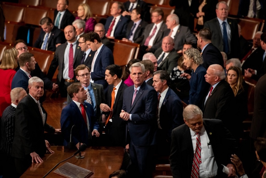 這是1月6日在美國華盛頓國會拍攝的凱文·麥卡錫（中）。新華社記者劉杰攝