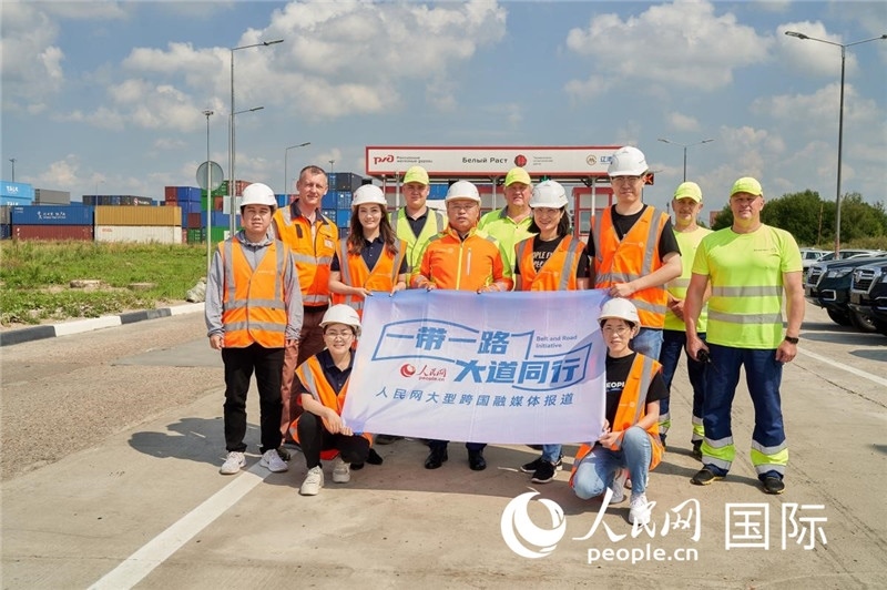 人民網(wǎng)記者在莫斯科別雷拉斯特物流中心采訪。