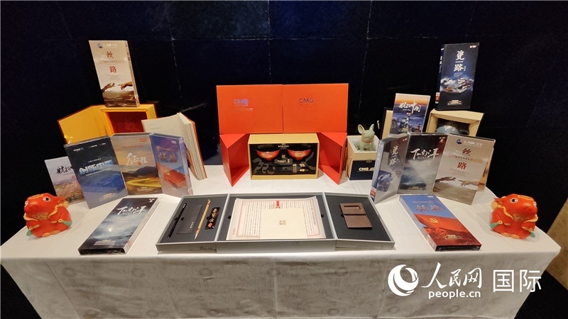 中央廣播電視總臺(tái)精品節(jié)目及文創(chuàng)產(chǎn)品展臺(tái)。人民網(wǎng) 蔣曉辰攝