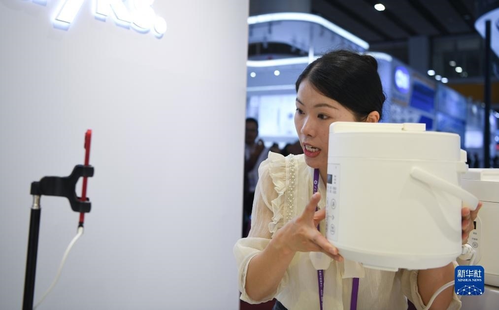 10月15日，參展的工作人員在展臺直播介紹家電產(chǎn)品。新華社記者 鄧華 攝