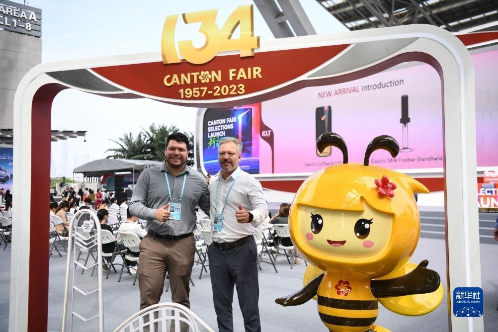 10月15日，來自巴西的采購商在廣交會上合影。新華社記者 鄧華 攝