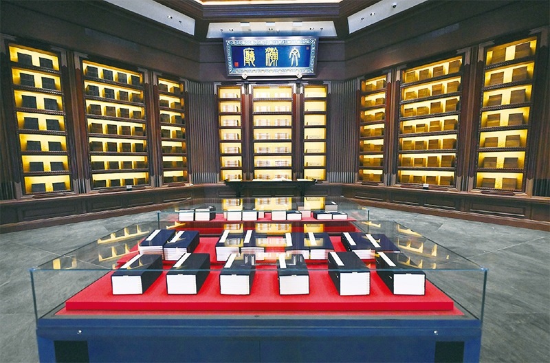 建設中國國家版本館，是以習近平同志為核心的黨中央作出的重大決策，是文明大國建設的基礎工程，是功在當代、利在千秋的標志性文化工程，充分體現(xiàn)了我們黨傳承發(fā)展中華文化的高度自覺、汲取歷史智慧更好走向未來的歷史主動。圖為2023年5月拍攝的中國國家版本館中央總館文瀚廳。 新華社發(fā)